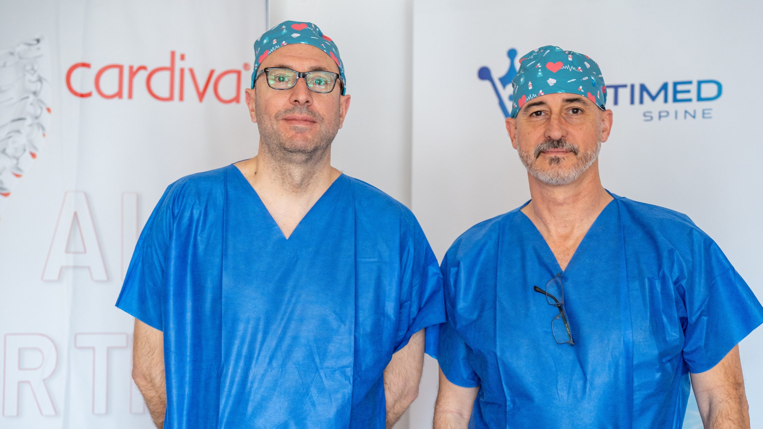 Dr. Darriba and Dra. Lopez-Freire with the radiofrequency equipment