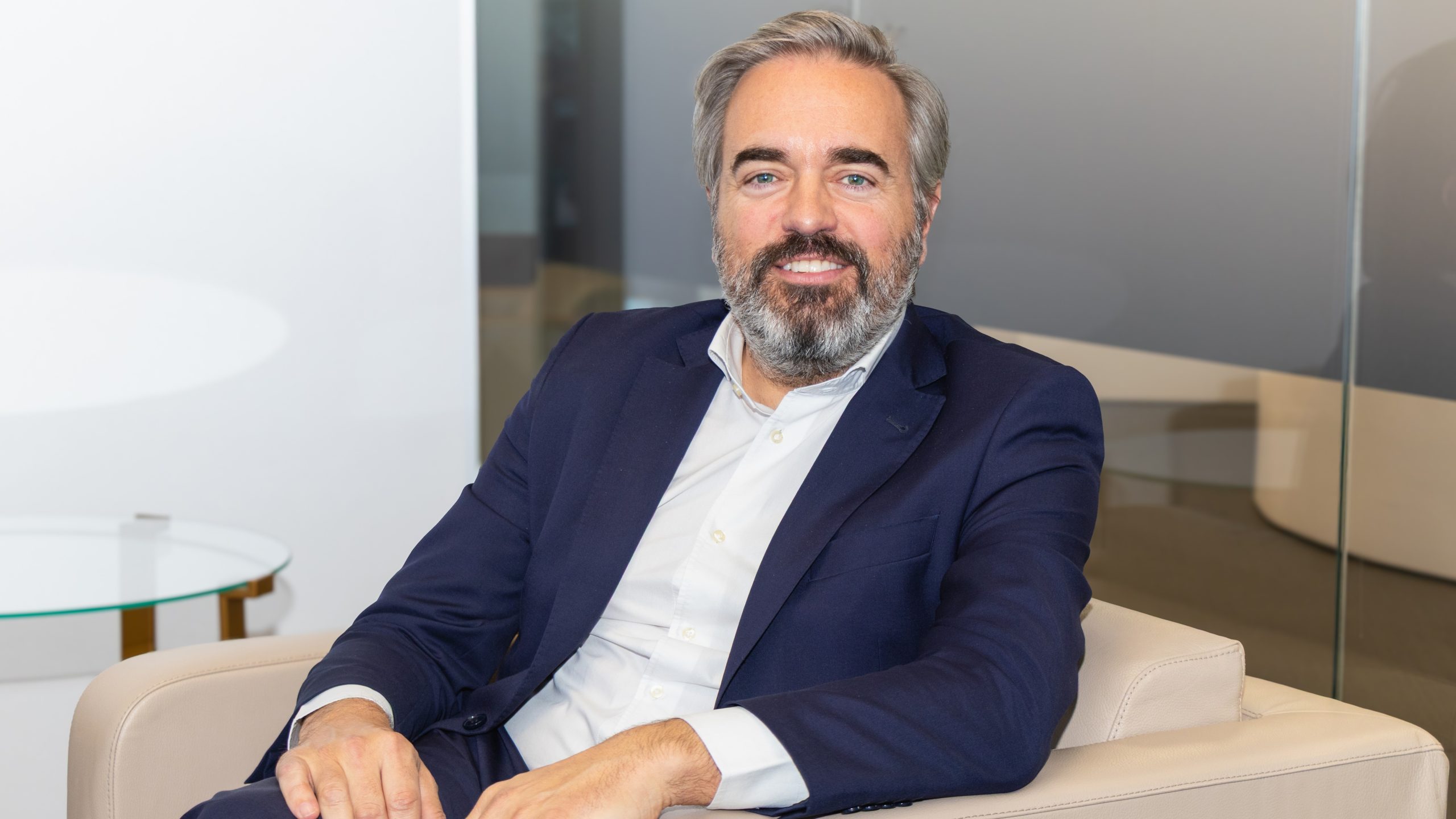 Dra. Darriba y Dra. López-Freire con el equipo de radiofrecuencia