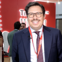 La cirugía de columna mira al futuro con robótica y endoscopia