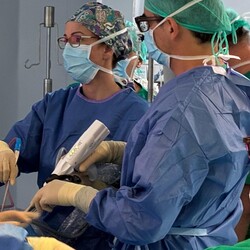 El Dr. Diego González Rivas imparte una masterclass internacional de cirugía torácica uniportal VATS